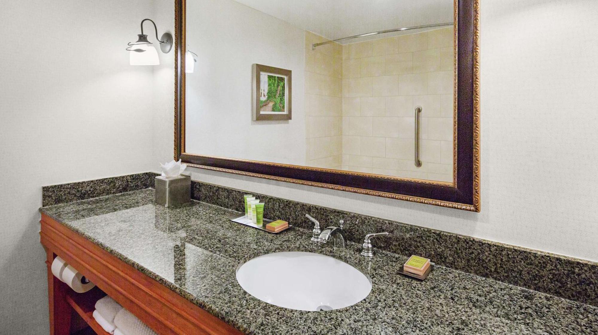 Doubletree By Hilton Raleigh Durham Airport At Research Triangle Park Hotel Bagian luar foto